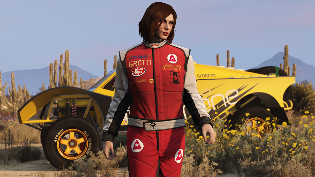 Walizka banknotów i zwitki gotówki na biurku w GTA Online — oficjalna grafika Rockstar Games