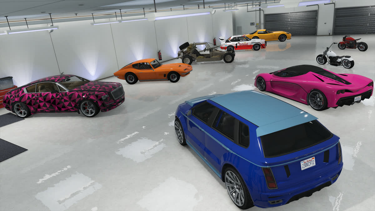 Walizka banknotów i zwitki gotówki na biurku w GTA Online — oficjalna grafika Rockstar Games