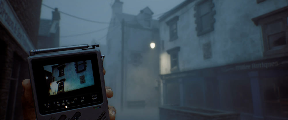 안개에 잠긴 세인트 어밀리아 골목에서 휴대용 텔레비전 CRTV를 든 사이먼 오델 — SILENT HILL: Townfall 공식 아트워크