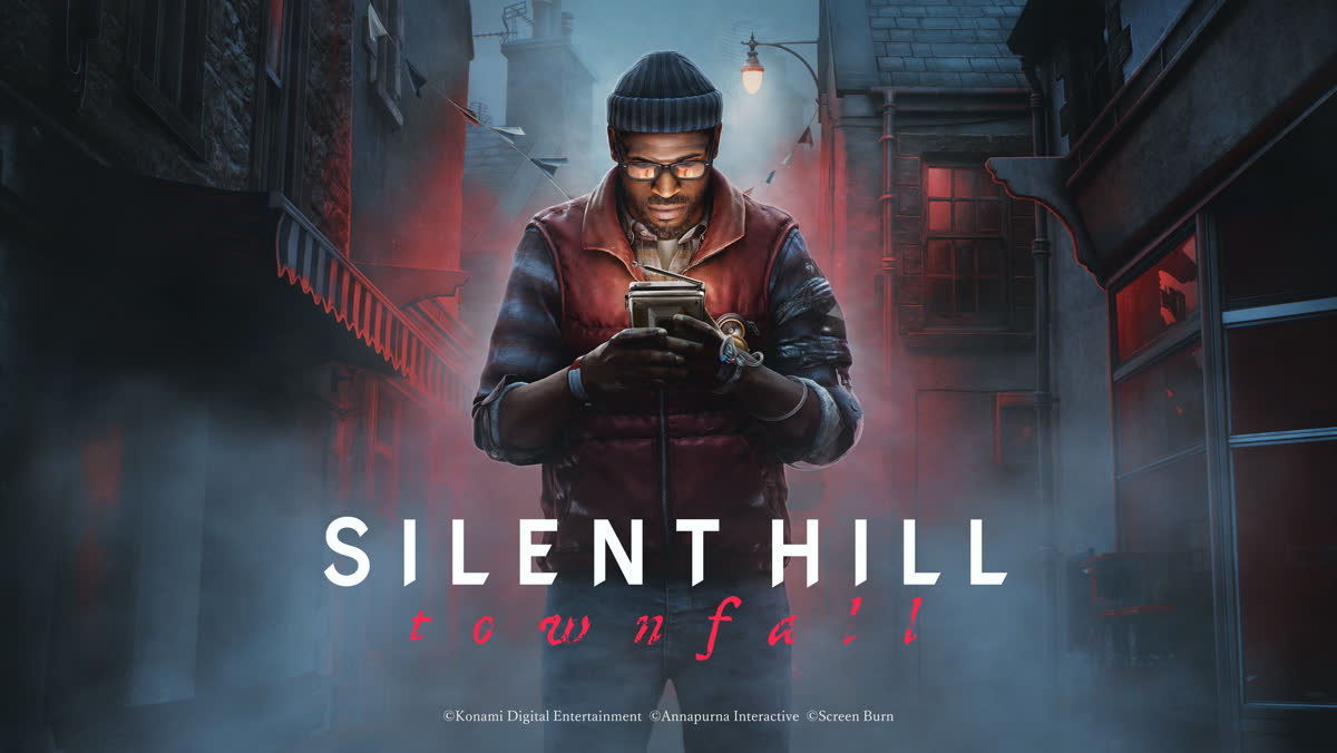 안개에 잠긴 세인트 어밀리아 골목에서 휴대용 텔레비전 CRTV를 든 사이먼 오델 — SILENT HILL: Townfall 공식 아트워크