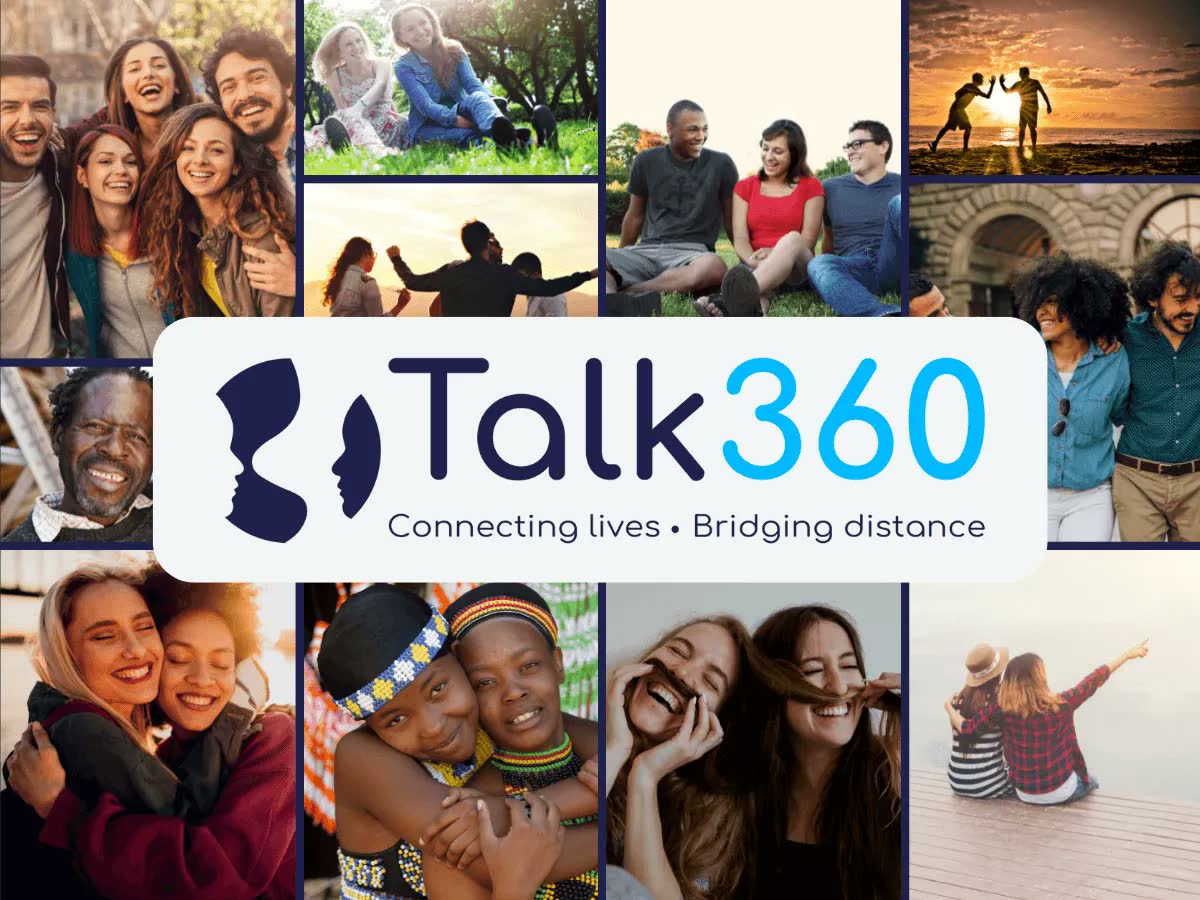 책상에서 통화 중인 남성 — Talk360 공식 이미지