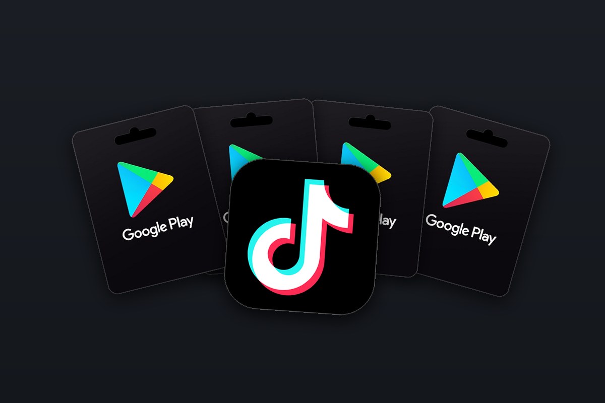 어두운 배경 위 Google Play 기프트 카드 앞에 놓인 TikTok 앱 아이콘
