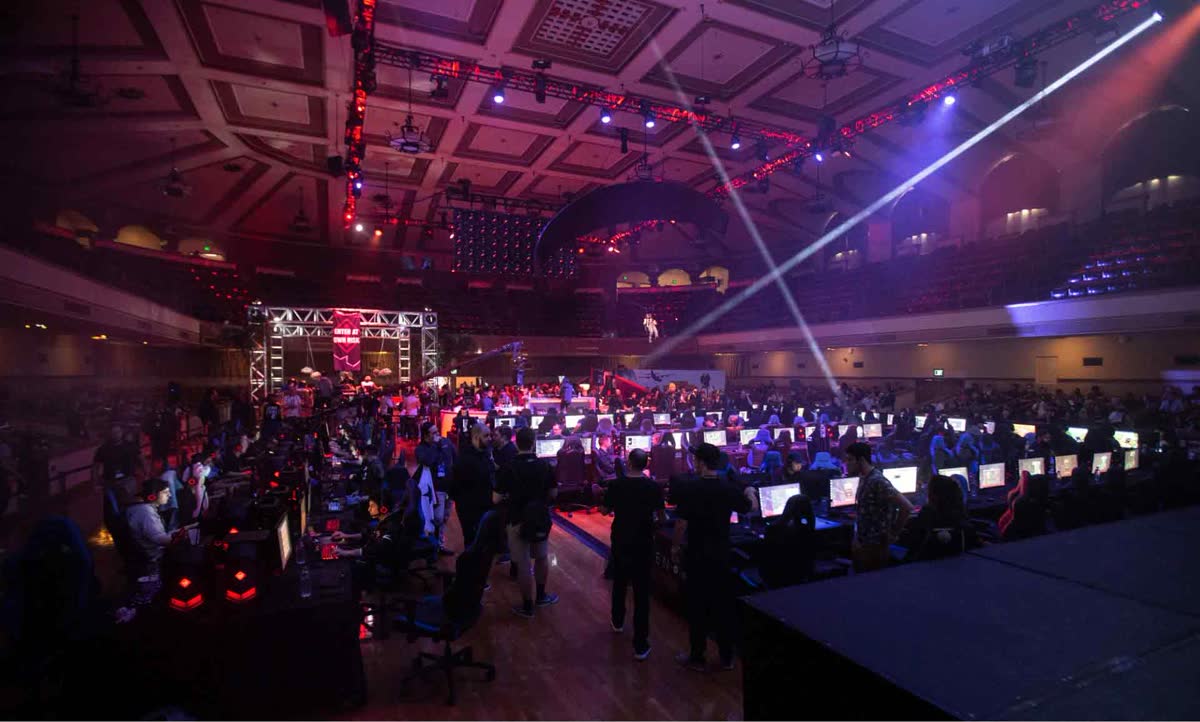 보라색 조명 아래 TwitchCon 관중석 — Twitch 공식 사진
