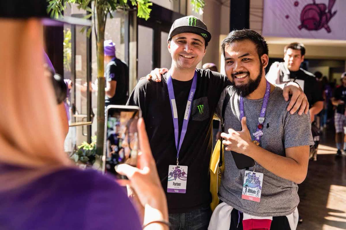 보라색 조명 아래 TwitchCon 관중석 — Twitch 공식 사진