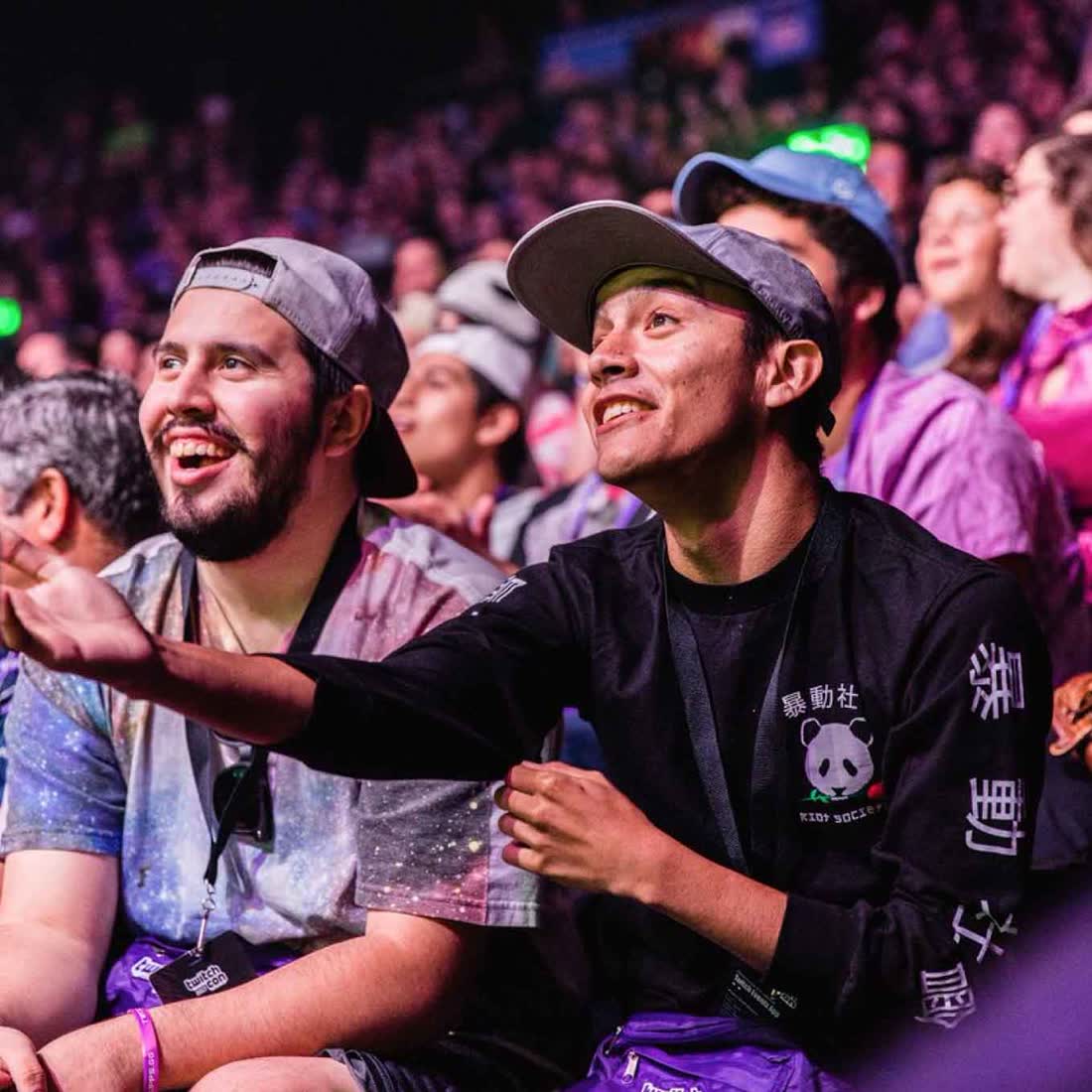 보라색 조명 아래 TwitchCon 관중석 — Twitch 공식 사진