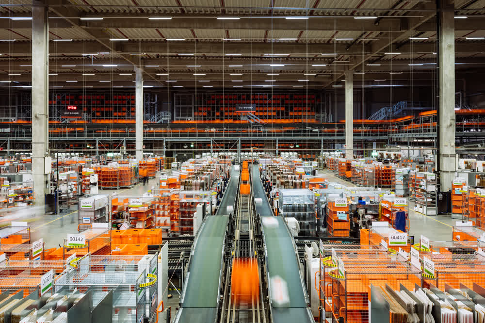 Zalando 공식 홍보 자료의 베를린 본사 — 유리 외벽에 붙은 주황색 Zalando 마크